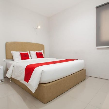 Reddoorz Near Pasar Turi Station Hotell Kapasari Exteriör bild
