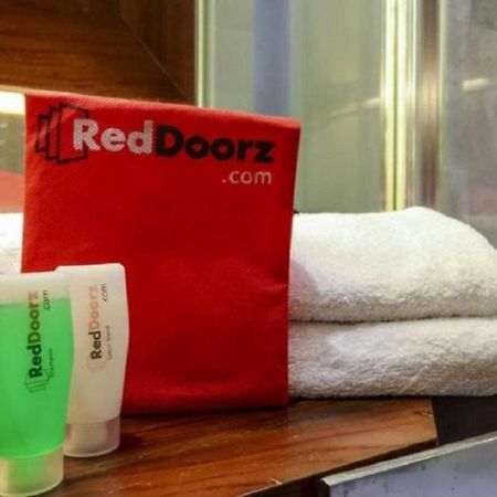 Reddoorz Near Pasar Turi Station Hotell Kapasari Exteriör bild