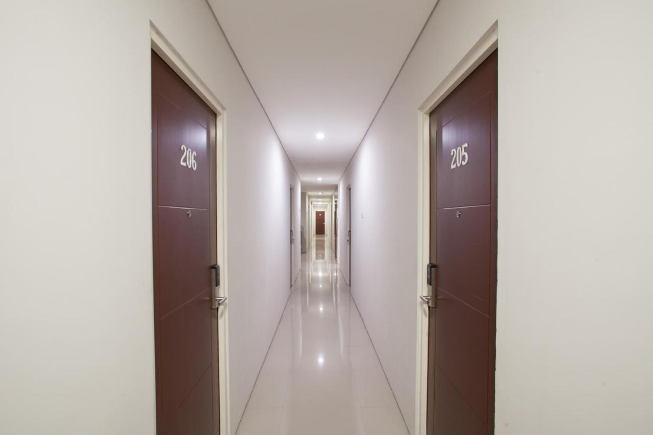 Reddoorz Near Pasar Turi Station Hotell Kapasari Exteriör bild