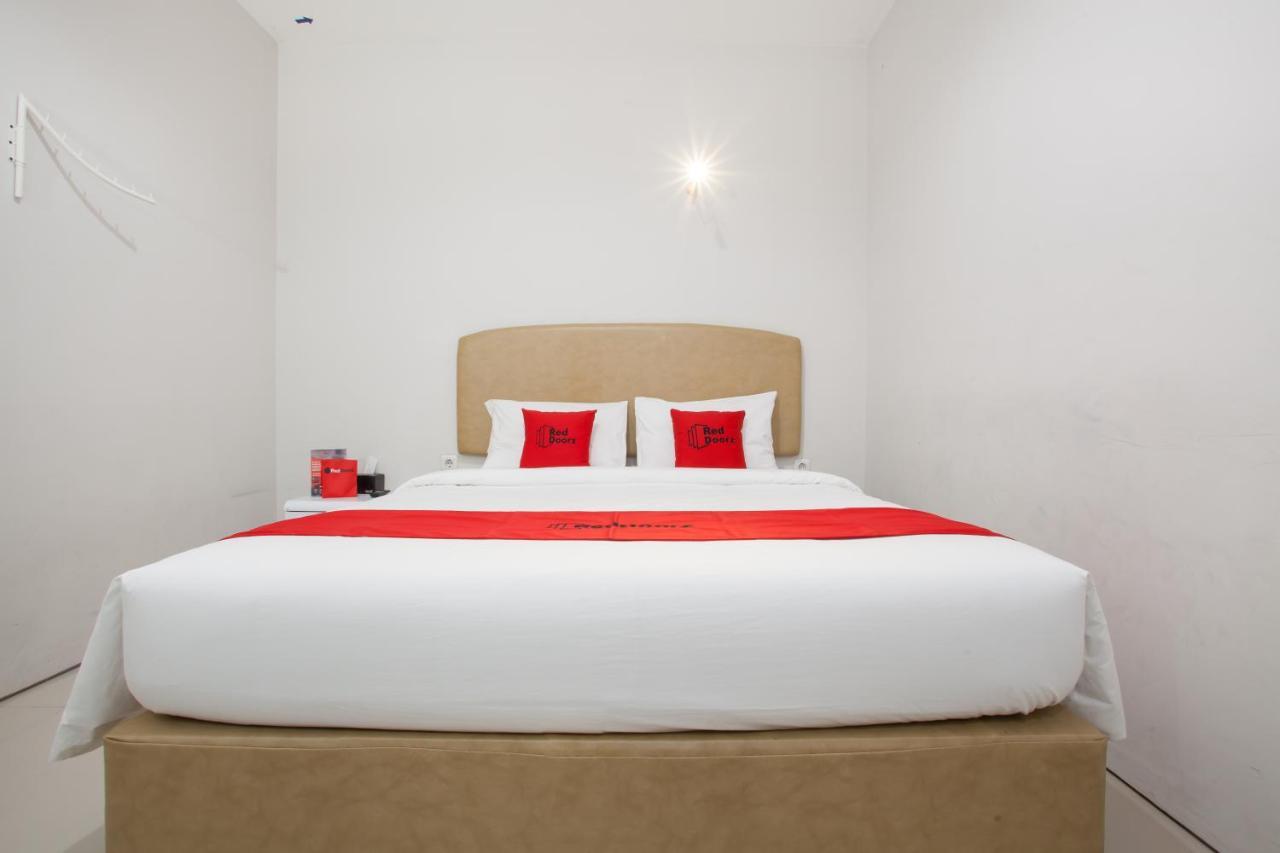 Reddoorz Near Pasar Turi Station Hotell Kapasari Exteriör bild