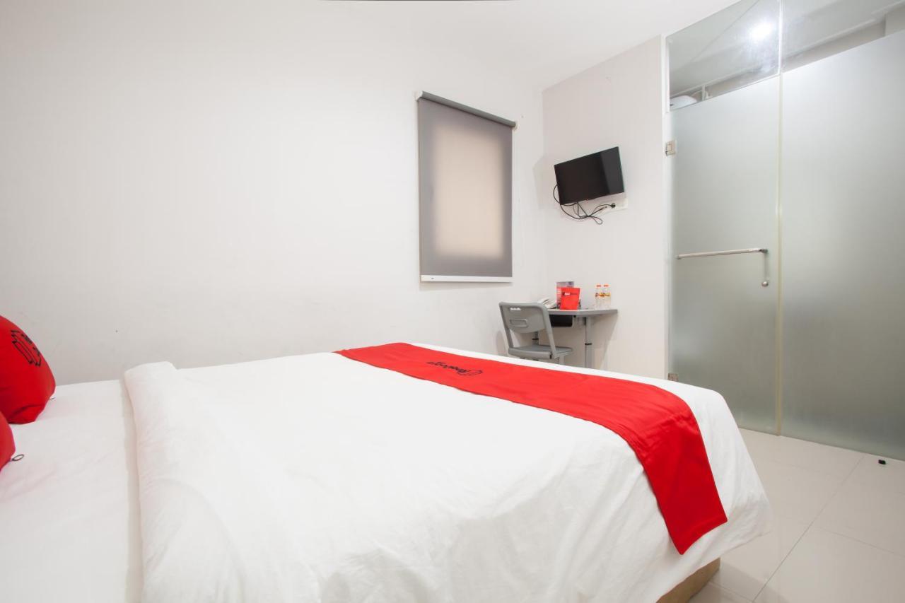Reddoorz Near Pasar Turi Station Hotell Kapasari Exteriör bild