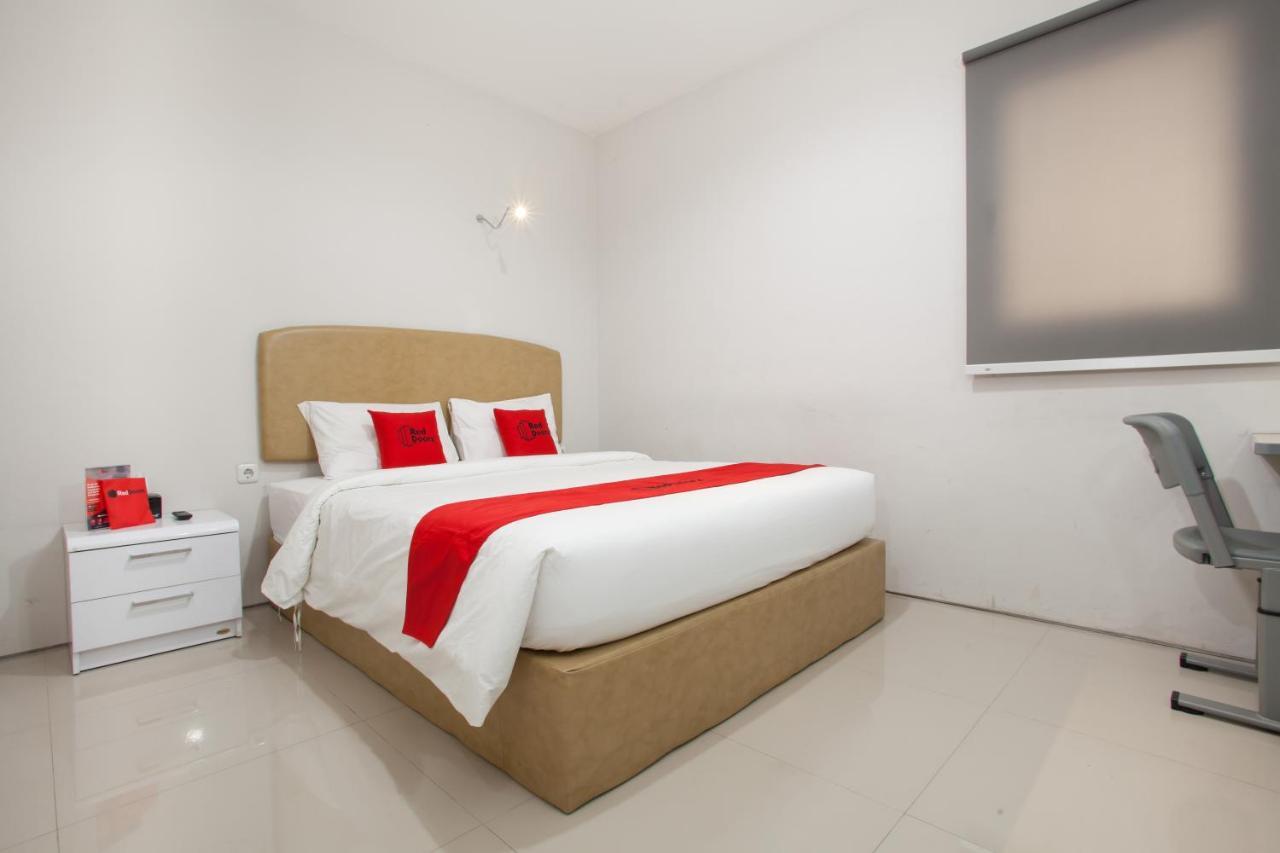 Reddoorz Near Pasar Turi Station Hotell Kapasari Exteriör bild