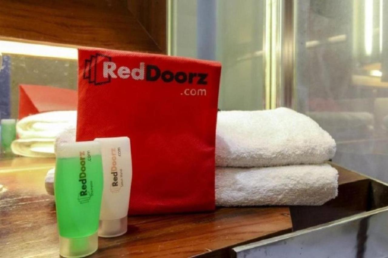 Reddoorz Near Pasar Turi Station Hotell Kapasari Exteriör bild
