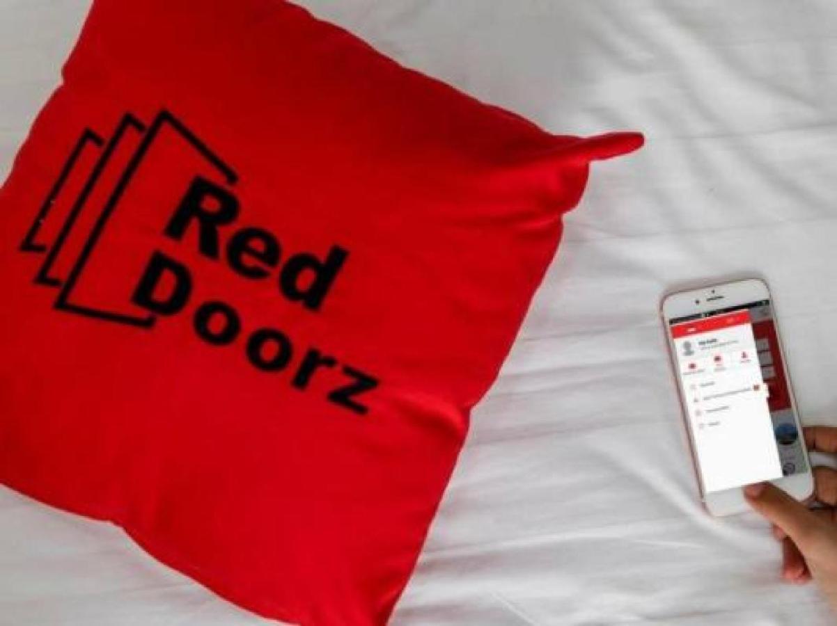 Reddoorz Near Pasar Turi Station Hotell Kapasari Exteriör bild