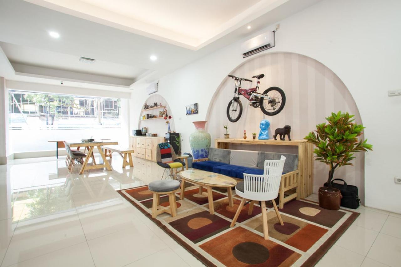 Reddoorz Near Pasar Turi Station Hotell Kapasari Exteriör bild